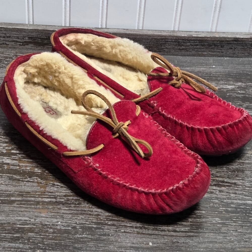 UGG Women's Dakota Red Suede Sherpa Lined Comfort Moccasin Slipper Size 9